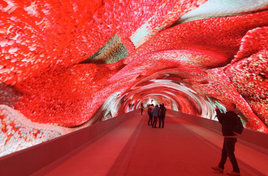 Ogled digitalne instalacije v tunelu Bombi